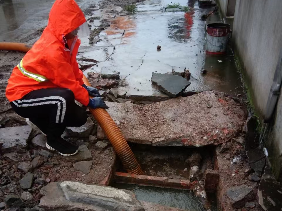 光村镇专业清理污水池 炜誉市政以规范流程守护城市 “肠道”